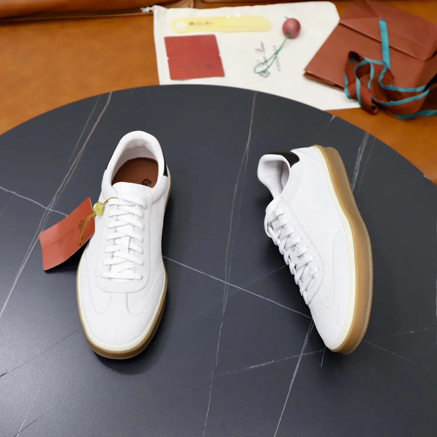 Ex-factory price: 560💰Loro Riana men’s moral training sneakers! Made from high-quality materials and designed in a low-cut silhouette, it offers an elegant and stylish look that's suitable for year-round wear. The unique double-layer sole aesthetic design, caramel cup-shaped outsole is decorated with off-white rubber trim, creating an attractive color combination. Pair with tailored pieces or jeans for a sophisticated yet casual look. The heel is decorated with soft cow leather tongue with Kummel color inserts and cotton laces with embossed LP logo. Upper: cow split suede. Lining: original thickened soft sheepskin. Size: 38-39-40-41-42-43-44 (customized in 45.46)